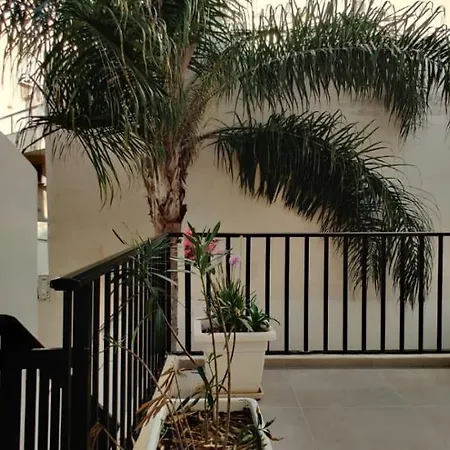 Lovely 4 Bedroom, 3 Bathroom, Maisonette With Terraces. Guest house Is-Swieqi