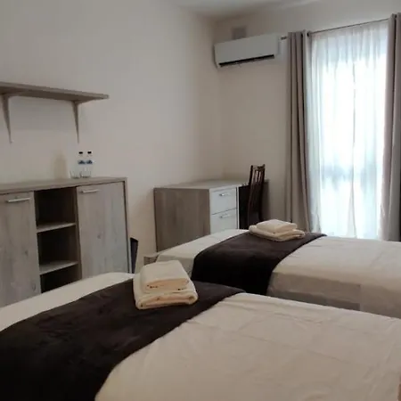 Lovely 4 Bedroom, 3 Bathroom, Maisonette With Terraces. Maison d'hôtes *
