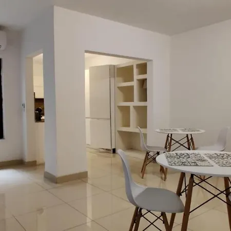 Guest house Lovely 4 Bedroom, 3 Bathroom, Maisonette With Terraces. *