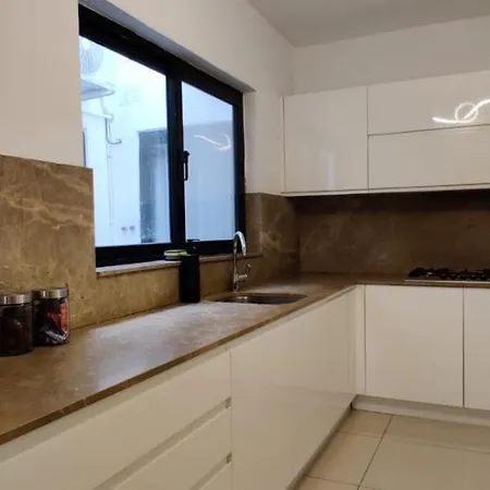 Maison d'hôtes Lovely 4 Bedroom, 3 Bathroom, Maisonette With Terraces.