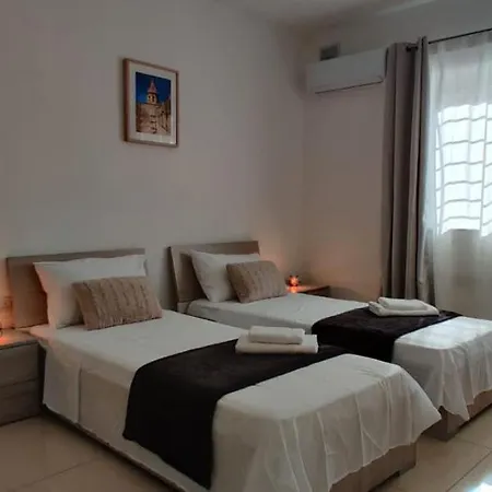 Maison d'hôtes Lovely 4 Bedroom, 3 Bathroom, Maisonette With Terraces. *
