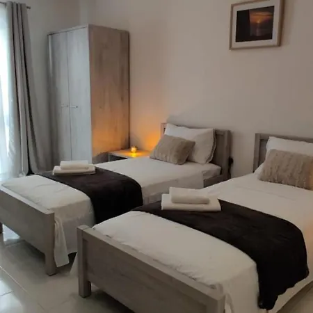 Lovely 4 Bedroom, 3 Bathroom, Maisonette With Terraces. Guest house Is-Swieqi