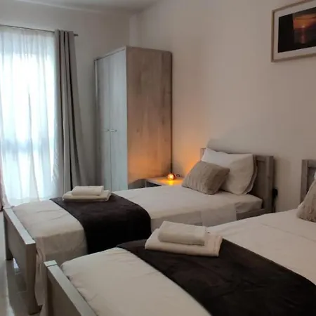 Lovely 4 Bedroom, 3 Bathroom, Maisonette With Terraces. Guest house *