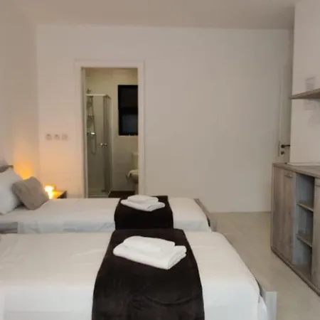 Lovely 4 Bedroom, 3 Bathroom, Maisonette With Terraces. Maison d'hôtes *