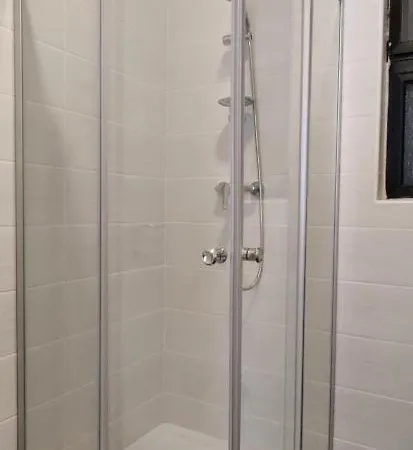 Lovely 4 Bedroom, 3 Bathroom, Maisonette With Terraces. Vendégház