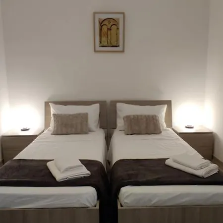 Lovely 4 Bedroom, 3 Bathroom, Maisonette With Terraces. Maison d'hôtes